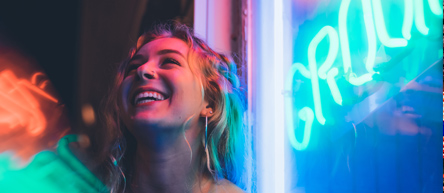 Onlineshop Marketing (ein junges Mädchen vor einem Schild)