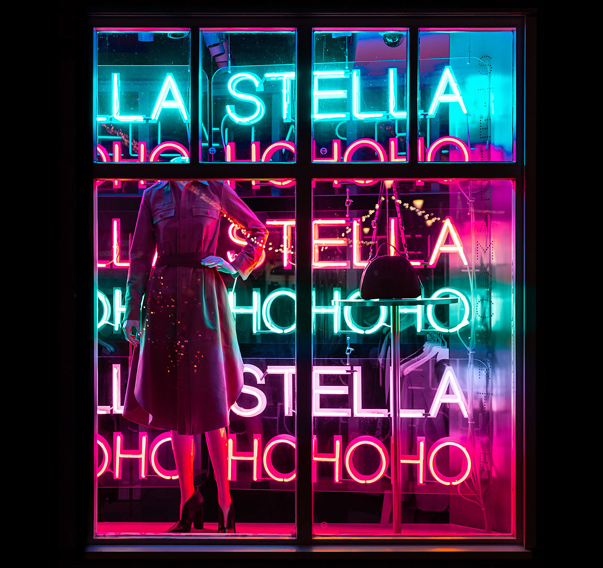 Digitales Schaufenster mit Neon Lichtern 