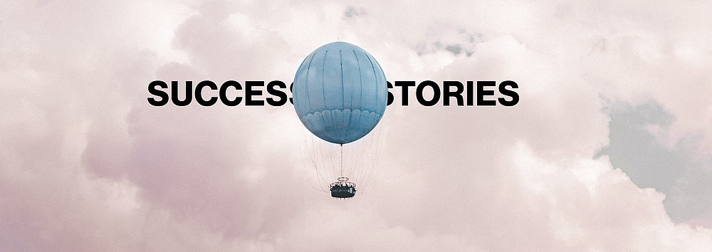 Eine Ballon vor einem Himmel und dem Text Success Stories