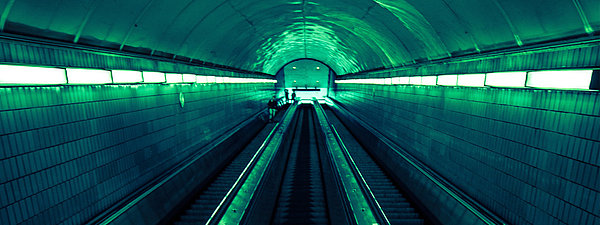 Ein Tunnel in grellem und grünem Neonlicht
