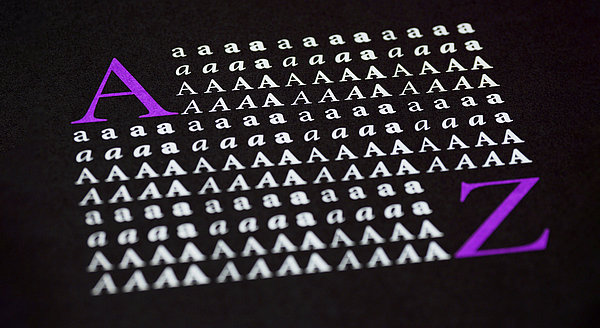 Buchstaben schwarz auf weiß