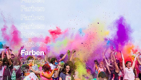 Bunte Farbexplosion und feiernde Menschen