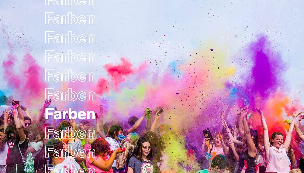 Bunte Farbexplosion und feiernde Menschen