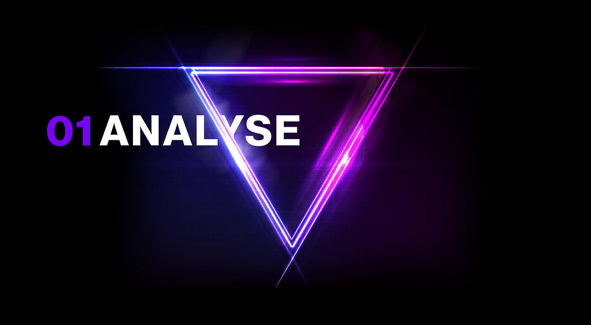 Ein NEON Dreicken mit dem Schriftzug "Analysephase"