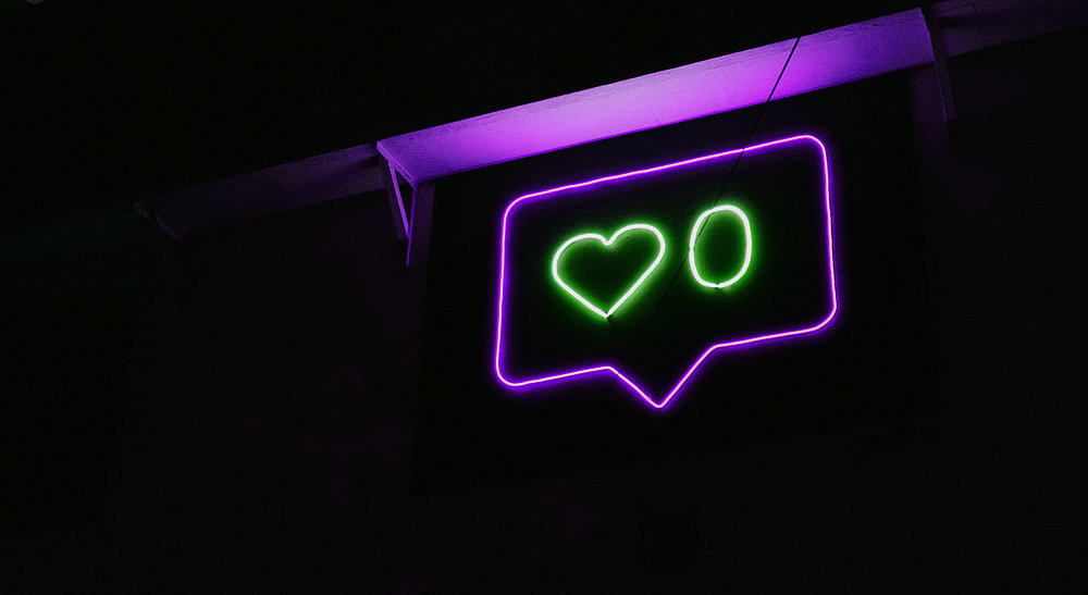 Ein NEON Schild mit einem Thumbs-Up Symbol