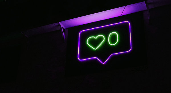 Ein NEON Schild mit einem Thumbs-Up Symbol